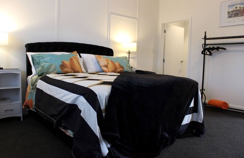 Napier Cama Y Desayuno | The Pool House Bed & Breakfast - Near Marine Parade Napier