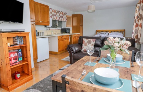 Crediton Cabaña | THE POOL HOUSE, romantic, country holiday cottage in Crediton