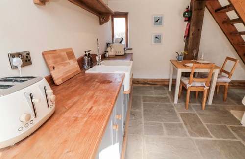 Potter Brompton Cabaña | THE POTTING SHED, pet friendly, with a garden in Hutton Buscel