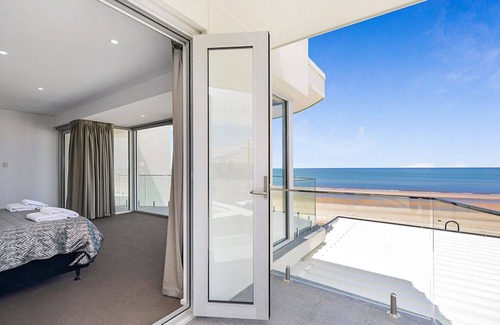 Henley Beach Casa | "THE PROMENADE" - Propiedad frente al mar cerca de restaurantes y tiendas.