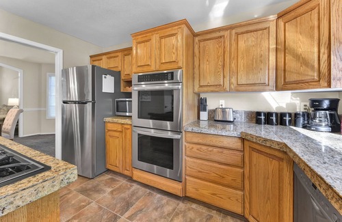 Eagle Casa | The Promenade - Spacious home/yard & walking path
