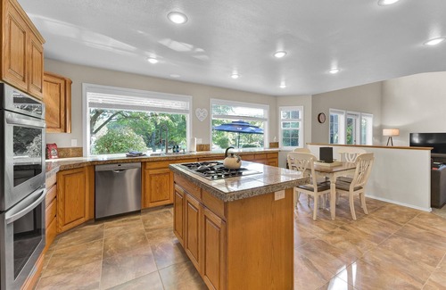 Eagle Casa | The Promenade - Spacious home/yard & walking path