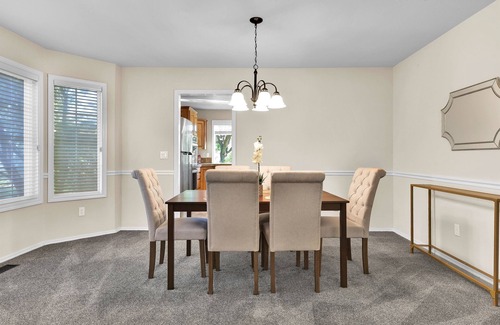 Eagle Casa | The Promenade - Spacious home/yard & walking path