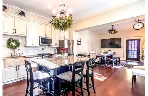 Downtown St. Louis Casa | The PS House: Hot Tub, Pool Table, Walk Score 93, Historic home w modern updates