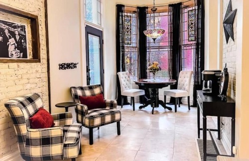 Downtown St. Louis Casa | The PS House: Hot Tub, Pool Table, Walk Score 93, Historic home w modern updates