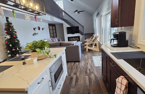 Tweed Cabaña | The Pug House. Newly renovated, fully equipped cottage on Moira lake.