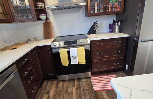 Tweed Cabaña | The Pug House. Newly renovated, fully equipped cottage on Moira lake.