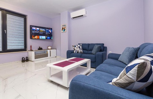 Plovdiv Apartamento | The Purple 1DB Apartment with a Parking Spot