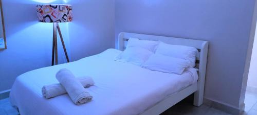 Mbotela Cama Y Desayuno | The Purple Gem Airbnb -South B- Oak South Apartments