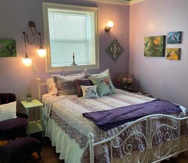 Rogers City Cama Y Desayuno | The Purple Martin Lakeside Inn Bird Sanctuary on Lake Huron
