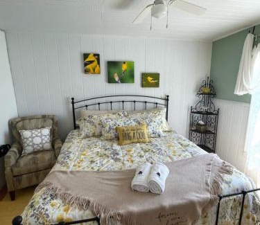 Rogers City Cama Y Desayuno | The Purple Martin Lakeside Inn Bird Sanctuary on Lake Huron