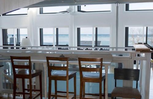 Rogers City Cama Y Desayuno | The Purple Martin Lakeside Inn Bird Sanctuary on Lake Huron