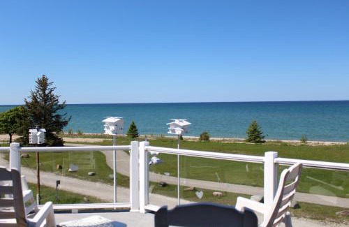Rogers City Cama Y Desayuno | The Purple Martin Lakeside Inn Bird Sanctuary on Lake Huron
