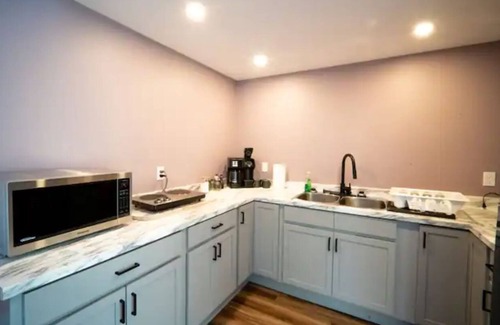 Queens County Cabina | The Purple Violet