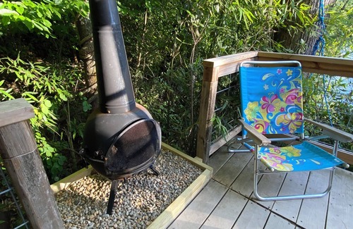 Brevard Cabina | The Quack Shack is a treehouse located along the banks of The French Broad River