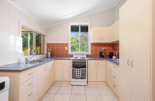 West Gladstone Apartamento | The Queenslander - Stone's Throw from City Centre and Gladstone Hospital