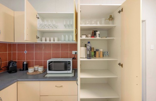 West Gladstone Apartamento | The Queenslander - Stone's Throw from City Centre and Gladstone Hospital