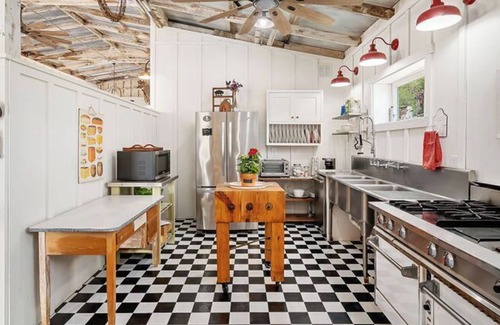 Paso Robles Casa | Elegant Vintage Barn quiet country charm. Walk to wineries, minutes to town.