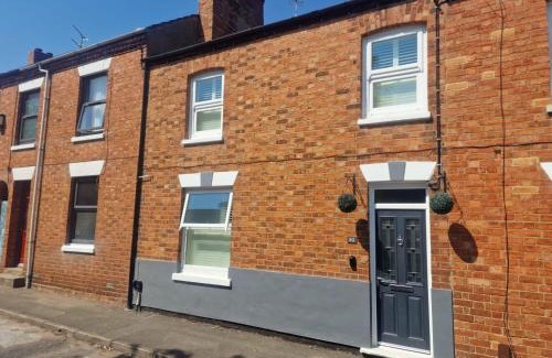 Milton Keynes Apartamento | The Railway Inn MK - Victorian 3-Bedroom Home with Sauna, Jacuzzi Bath, FAST WI-FI & Free Parking