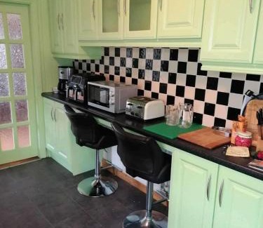 Moate Casa | The Railway Lodge - 4 Bedrooms Sleeps 11 Pets Ok