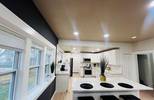 Des Moines Casa | The Rainbow lodge-Game room,Huge backyard, pool table 2 miles downtown