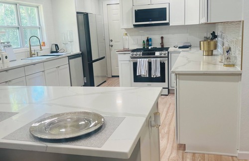 Des Moines Casa | The Rainbow lodge-Game room,Huge backyard, pool table 2 miles downtown