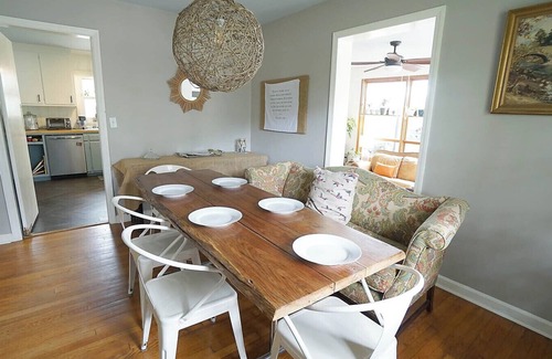 Southwest Raleigh Casa | The Raleigh Hideaway Ranch w/Large Fenced Yard and King Main + Pup Friendly