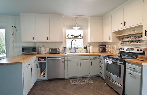 Southwest Raleigh Casa | The Raleigh Hideaway Ranch w/Large Fenced Yard and King Main + Pup Friendly
