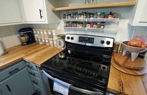 Southwest Raleigh Casa | The Raleigh Hideaway Ranch w/Large Fenced Yard and King Main + Pup Friendly