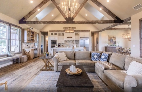 Fredericksburg Casa | The Ranch House at Camp Hideaway Fredericksburg