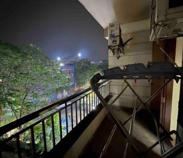 Sainik Farm Cama Y Desayuno | The Raveesh - 2BHK Fully Furnished Apartment J85
