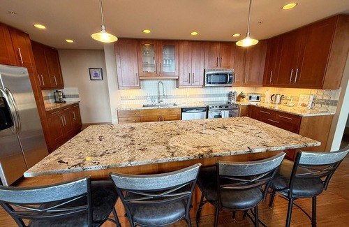 Big White Ski Resort Condominio | The Raven Penthouse-6 Bedroom 5 Bathroom Ski Condo with 3 Master Bedrooms + Loft