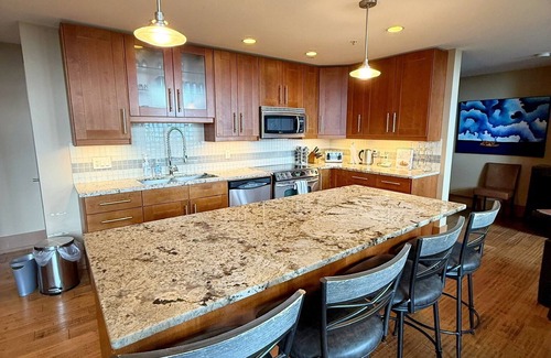 Big White Ski Resort Condominio | The Raven Penthouse-6 Bedroom 5 Bathroom Ski Condo with 3 Master Bedrooms + Loft