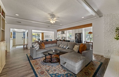 Grand Prairie Casa | The Ravenwood Retreat - 10mins from AT&T Stadium