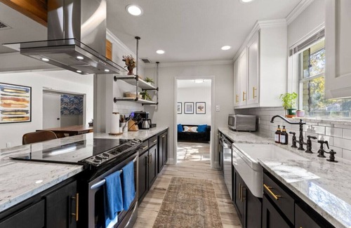 Grand Prairie Casa | The Ravenwood Retreat - 10mins from AT&T Stadium