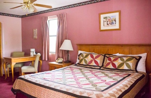 Eureka Springs Hotel | The Razorback Lodge