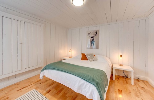 Saint Ferreol les Neiges Cama Y Desayuno | The Red Roof in the heart of the Village 5 bedrooms - 12 people