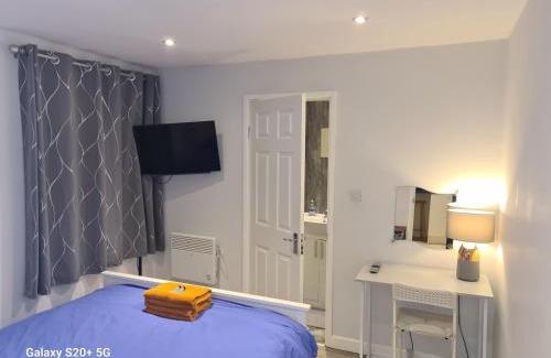 Aldermaston Wharf Apartamento | The Reading apartment with gardens and koi pond