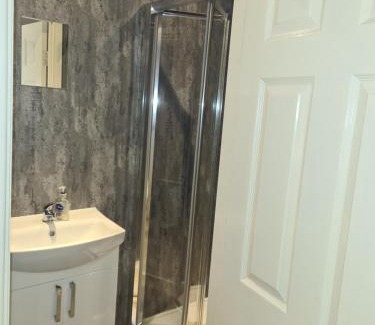 Aldermaston Wharf Apartamento | The Reading apartment with gardens and koi pond