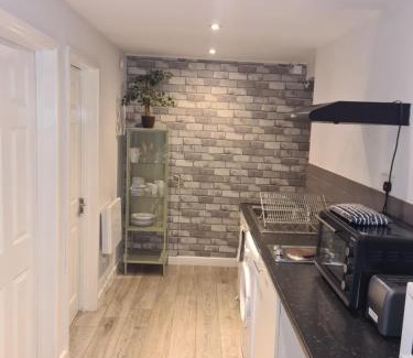 Aldermaston Wharf Apartamento | The Reading apartment with gardens and koi pond