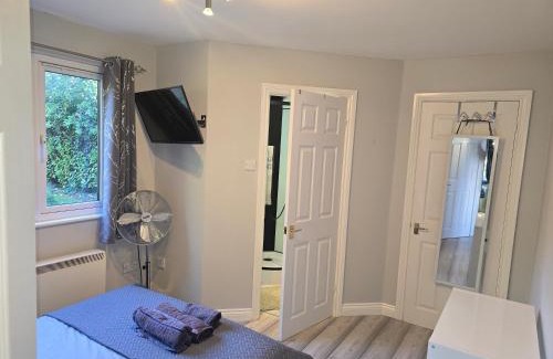 Aldermaston Wharf Apartamento | The Reading chalet with gardens and koi pond