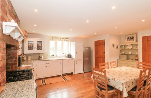 Hinton St. George Casa | THE READING ROOM, pet friendly, with open fire in Hinton St George