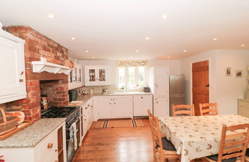 Hinton St. George Casa | THE READING ROOM, pet friendly, with open fire in Hinton St George