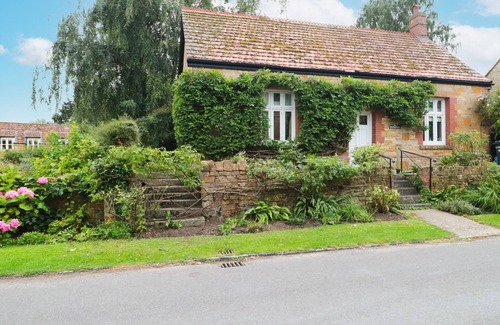 Hinton St. George Casa | THE READING ROOM, pet friendly, with open fire in Hinton St George