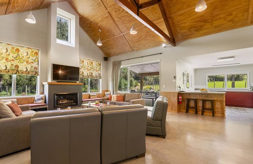 Lake Okareka Casa | The Red Barn - Lake Okareka Holiday Home