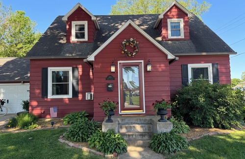 Grundy Center Casa | The Red Cottage is 2 blocks from Grundy Center's Historical Downtown.