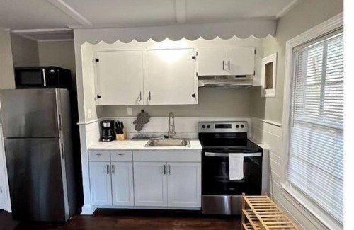 Hendersonville Casa | The Red Door Cottage