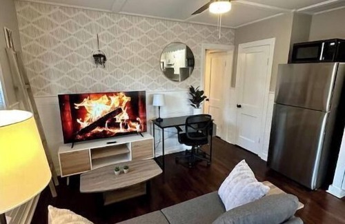 Hendersonville Casa | The Red Door Cottage
