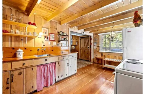 Twain Harte Cabaña | The Red Door Cottage!