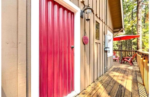 Twain Harte Cabaña | The Red Door Cottage!